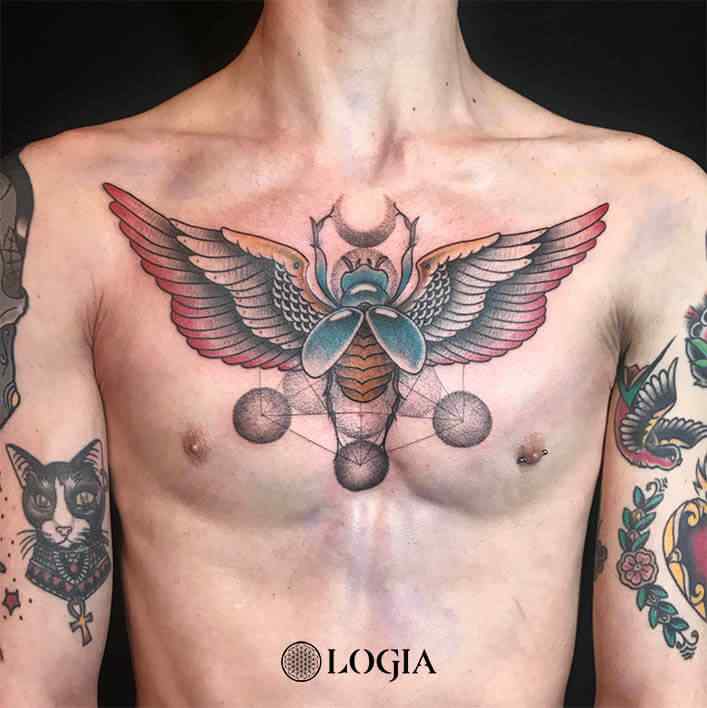 tatuaje-pecho-escarabajo-logia-barcelona-laia-desole  